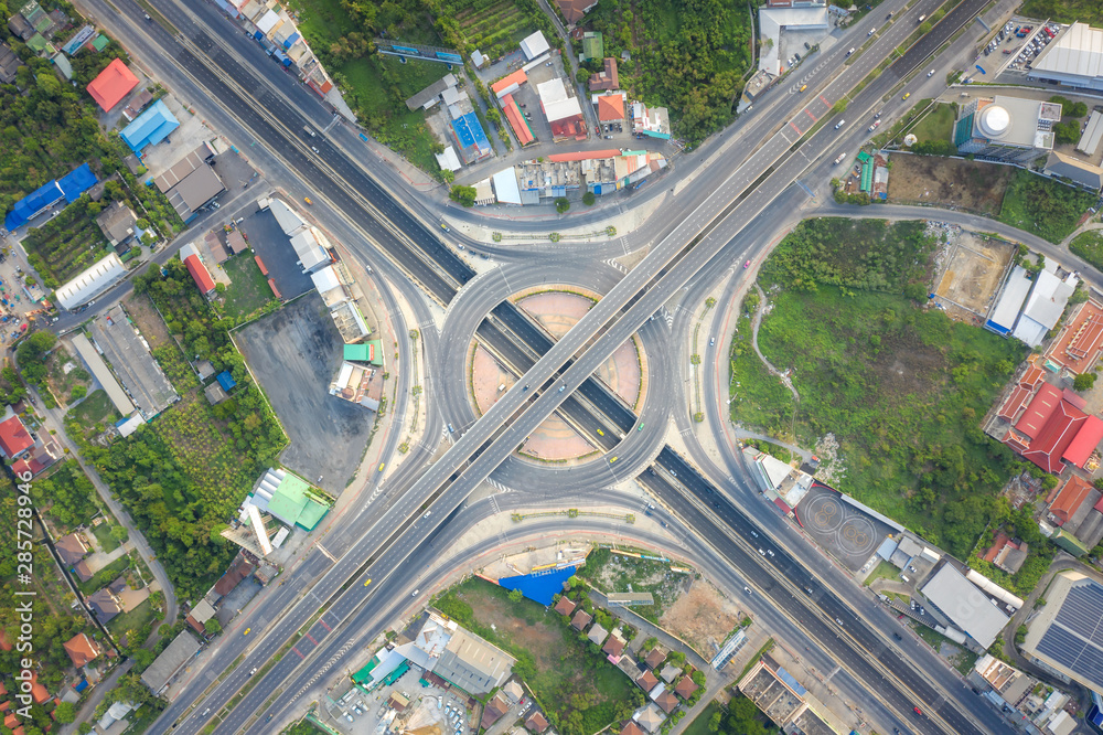 高速公路交叉口鸟瞰图，泰国曼谷白天的城市俯视图。