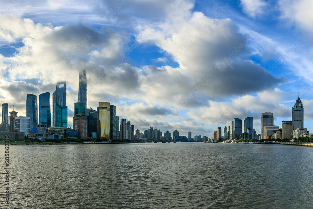 中国上海天际线和多云的天空景观。