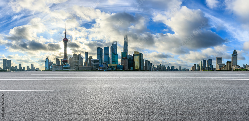 中国上海空旷的高速公路和美丽的城市建筑景色。