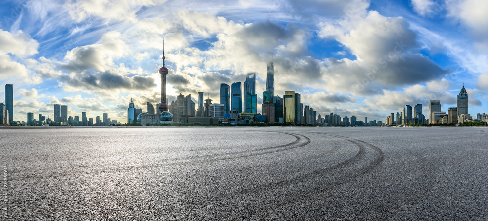 中国上海日出时空旷的赛道和现代化的城市风光。