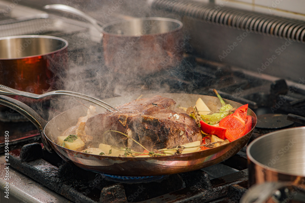 在锅里用蔬菜炒肉，特写镜头。