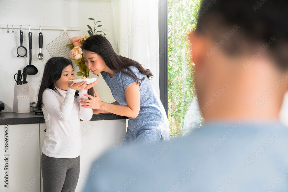 幸福亚洲家庭妈妈和女儿一起在厨房烹饪家庭甜蜜的家庭理念