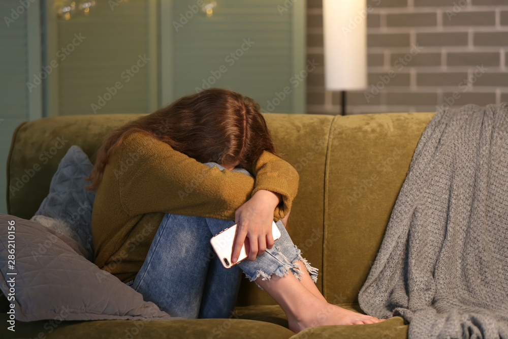 晚上在沙发上用手机骚扰少女