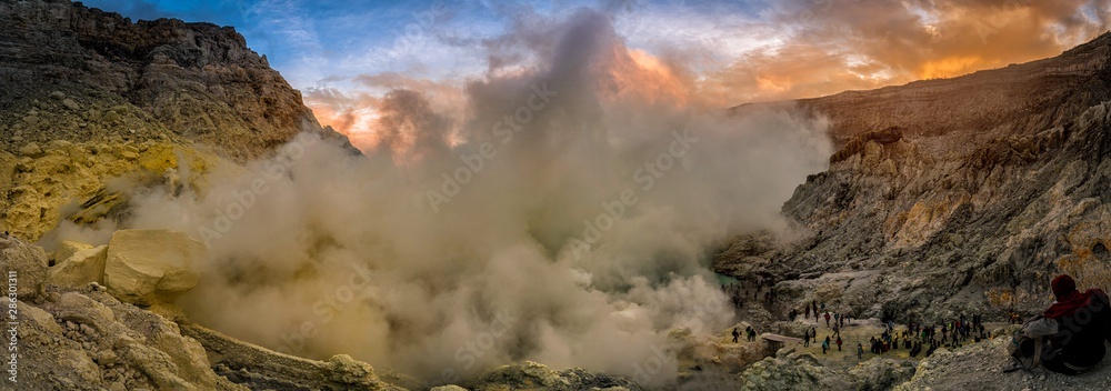 印度尼西亚东爪哇岛早晨的Kawah Ijen火山，蓝天背景下有绿色的湖泊。