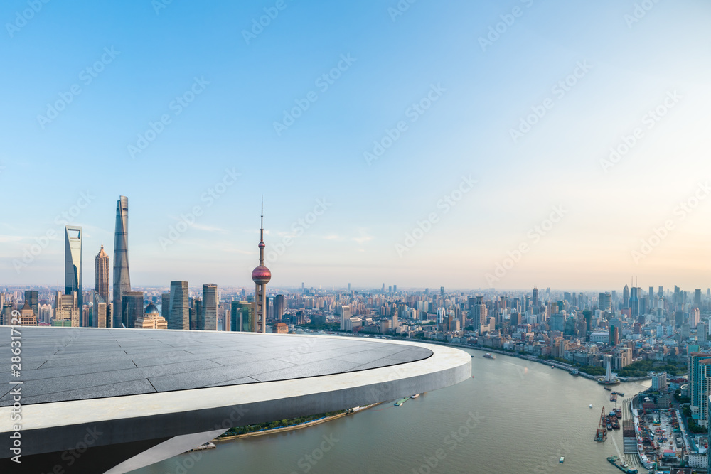 中国上海，日落时分，空荡荡的地板和城市天际线与建筑物。