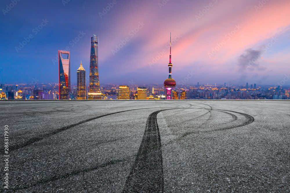 上海的天际线和现代建筑，夜晚空荡荡的赛道，中国。