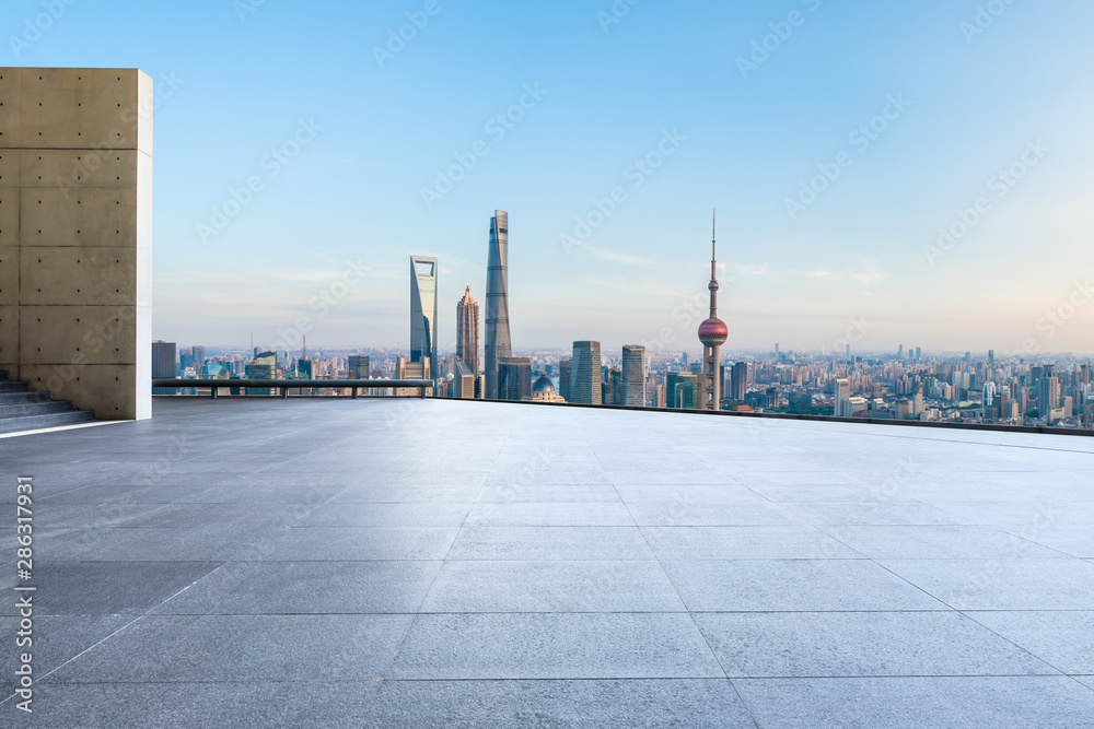 中国上海，日落时分，空荡荡的广场和城市天际线。