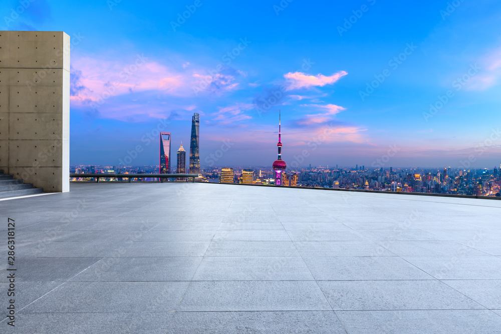 中国上海，空旷的广场层和城市天际线，夜晚有建筑。