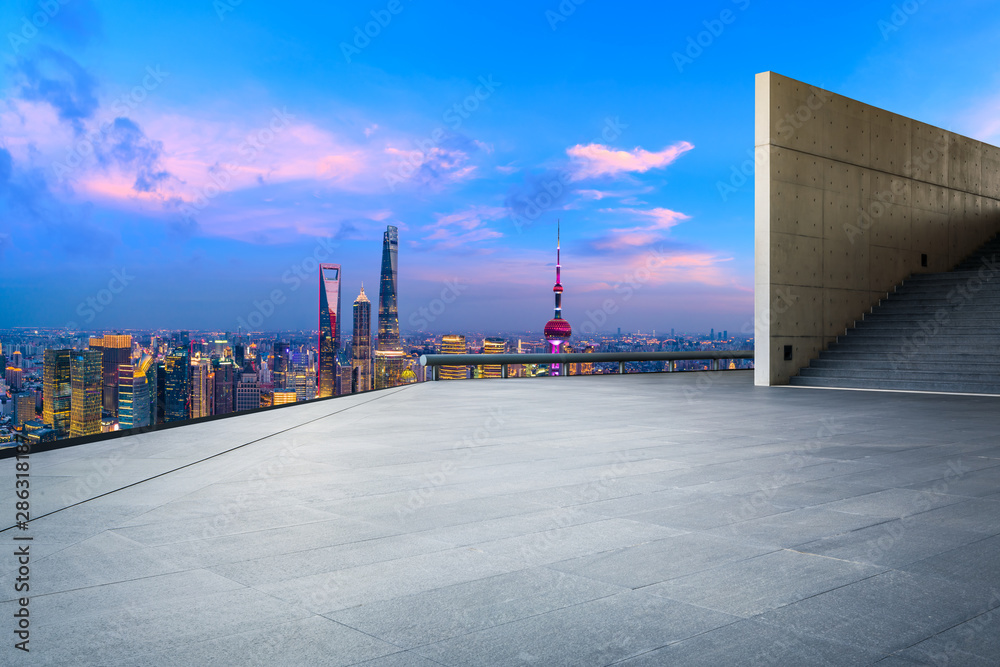 中国上海，空旷的广场层和城市天际线，夜晚有建筑。