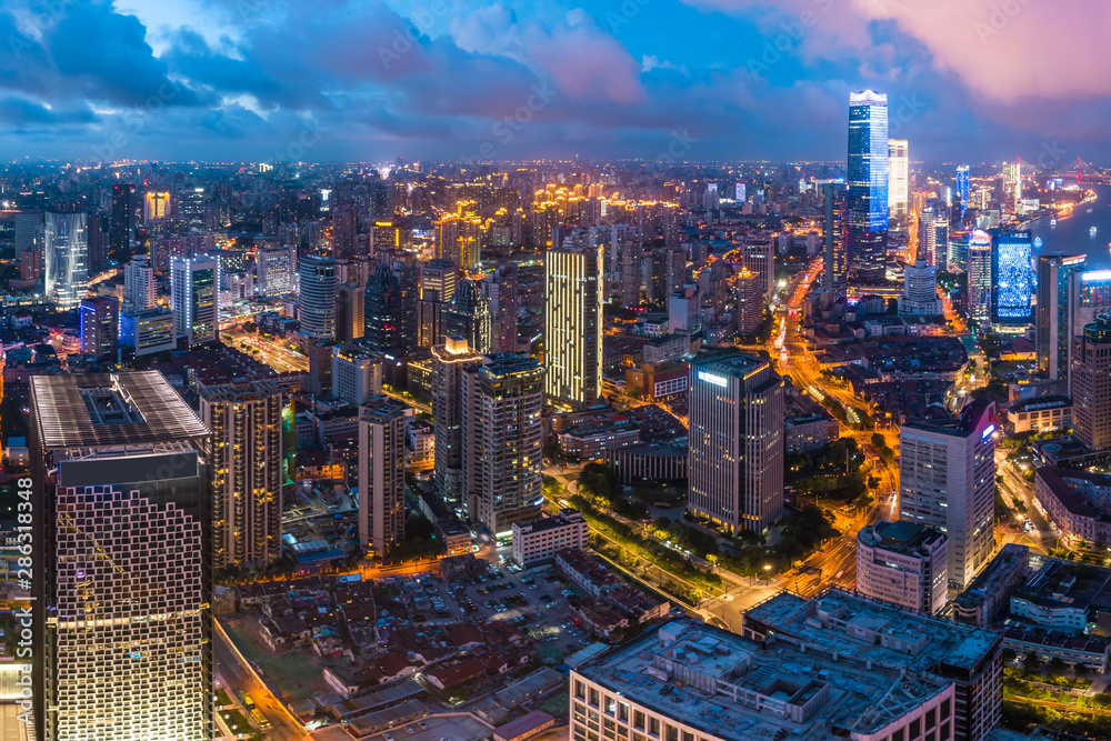 中国夜晚的上海天际线与城市建筑