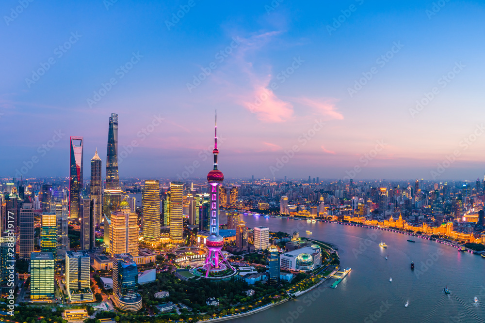 中国夜晚上海天际线的空中全景。