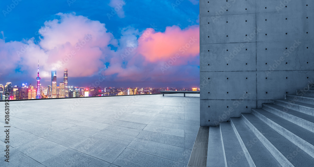 中国上海，空旷的广场层和城市天际线，夜晚有建筑。