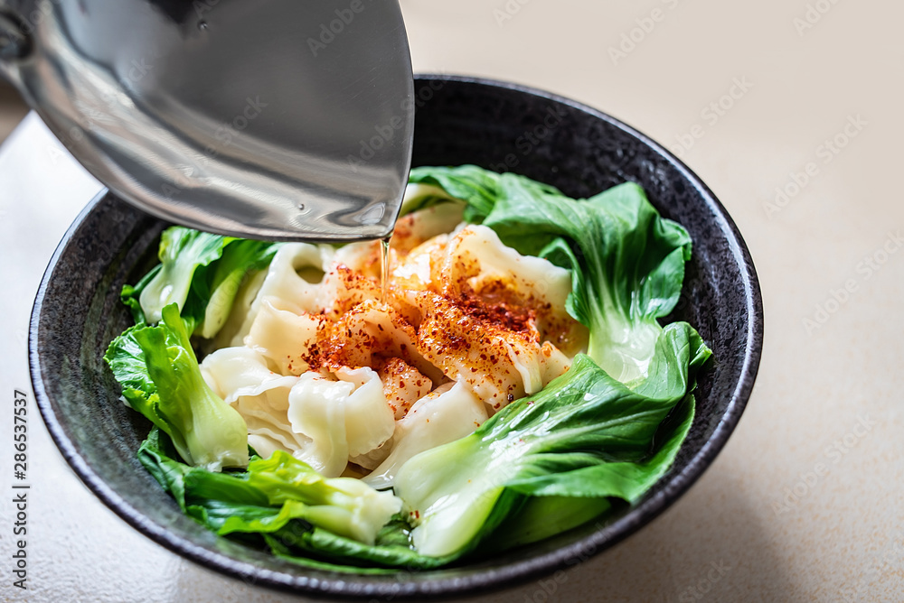 Chinese pasta cooking process, giving oil to the surface of the hot oil