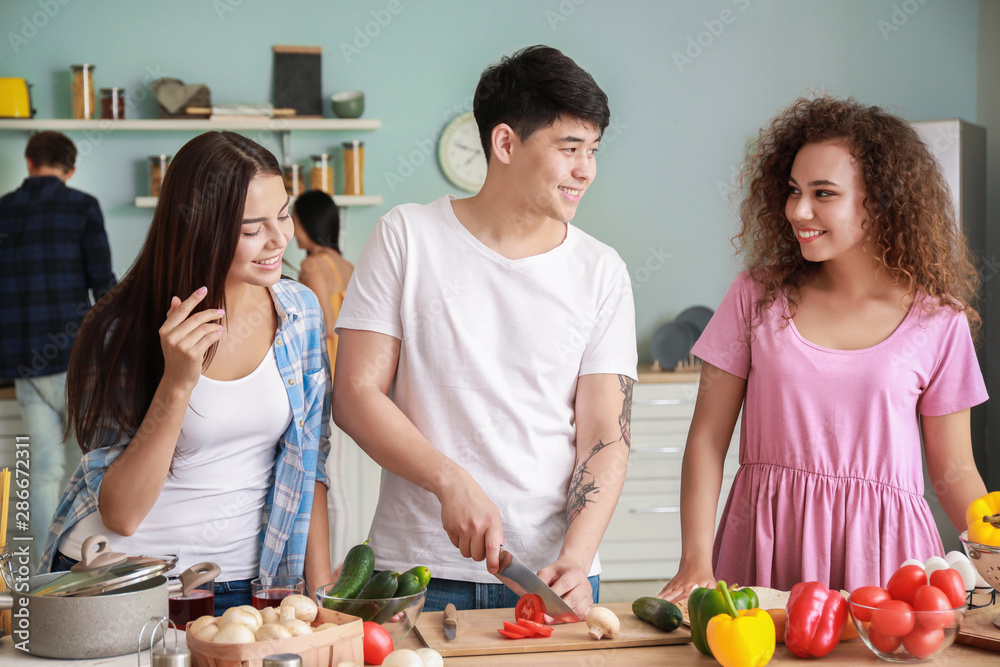 快乐的朋友在厨房一起做饭