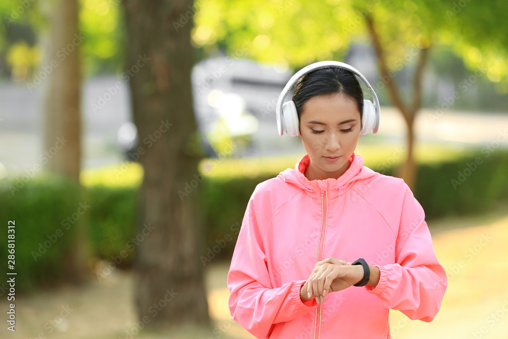 运动型亚洲女性户外健身追踪器