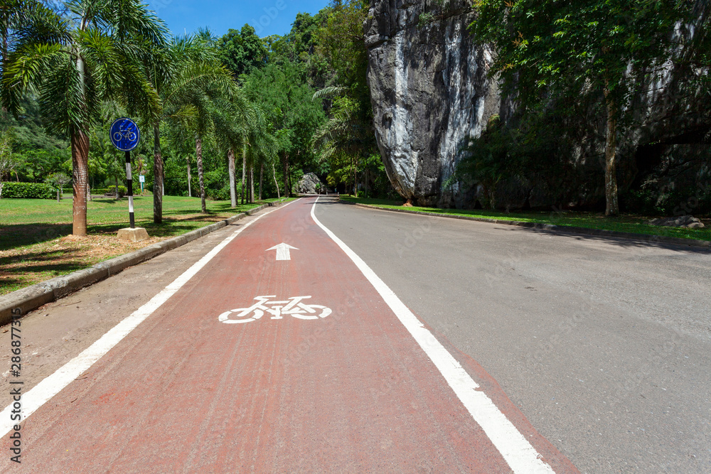 公园道路上的自行车道标志