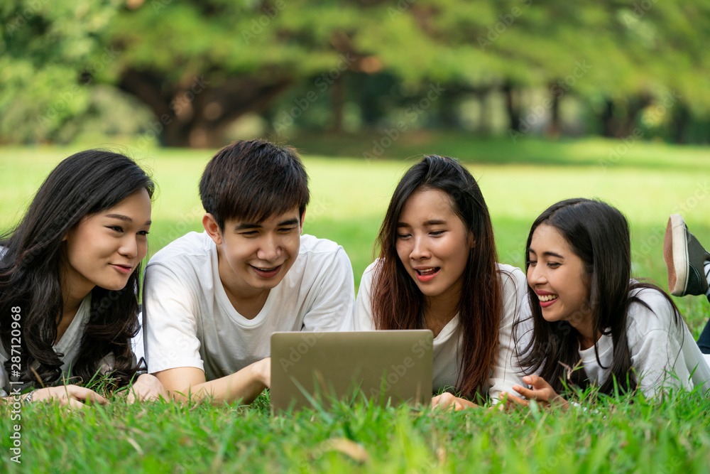 在大学或学校公园的小组项目中学习的年轻学生团队。快乐学习