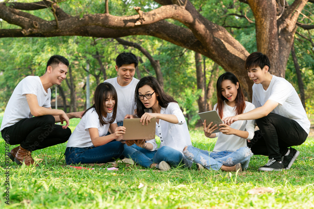 在大学或学校公园的小组项目中学习的年轻学生团队。快乐学习