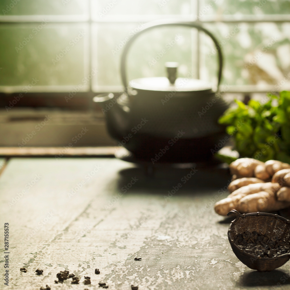 木桌上的茶叶成分，特写