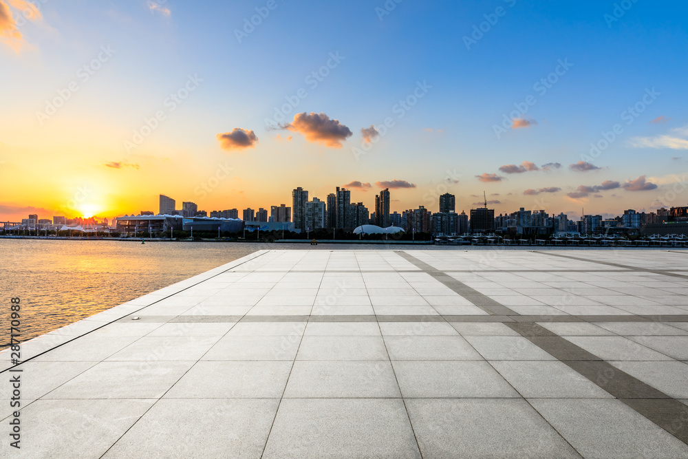 上海日落时空旷的广场和城市天际线