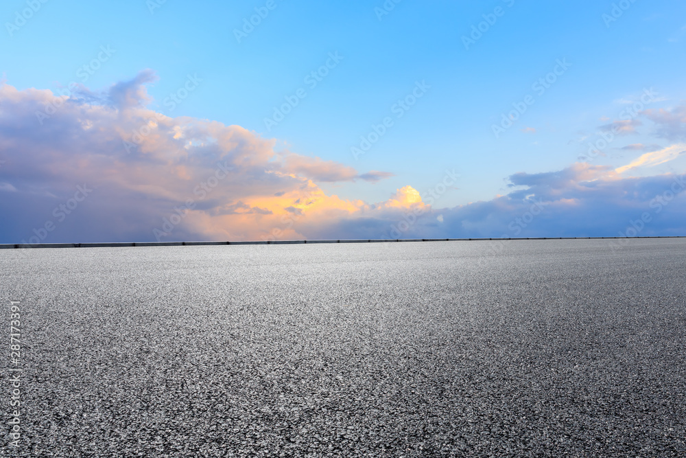 空旷的柏油公路和日落时美丽的天空云朵