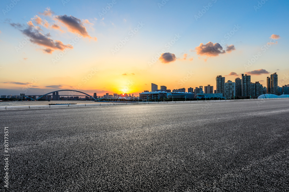 中国上海日落时的沥青路面和城市天际线。