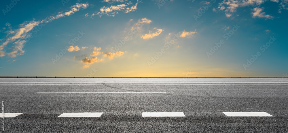 空旷的高速公路和日落时美丽的天空云朵，道路背景。