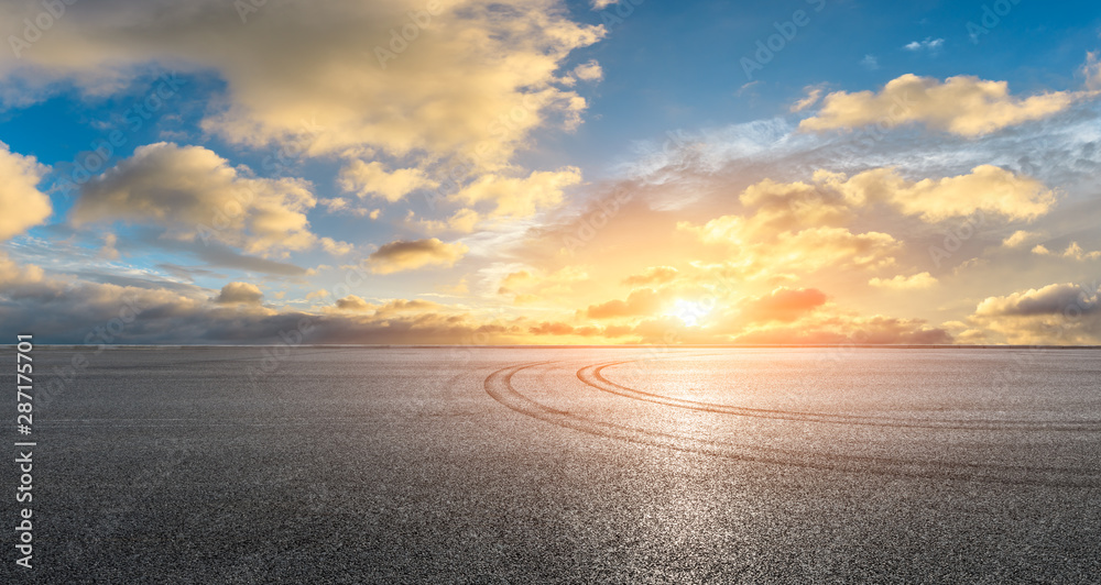 空旷的赛道道路和日落时美丽的天空云朵