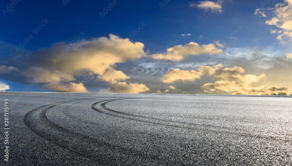 空旷的赛道道路和日落时美丽的天空云朵