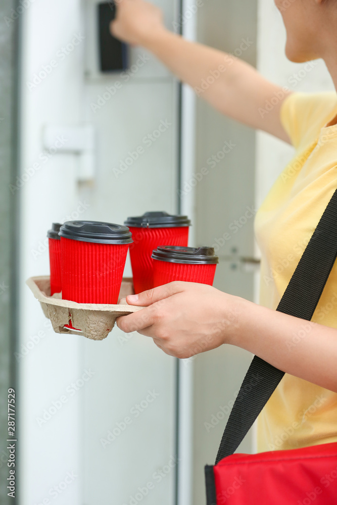 送餐服务女工按门铃