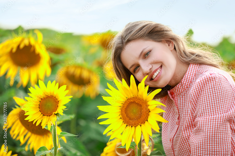 夏日向日葵地里美丽的年轻女子