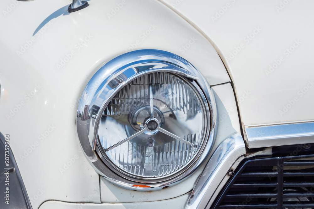 自動車のヘッドライト　Headlight of the car