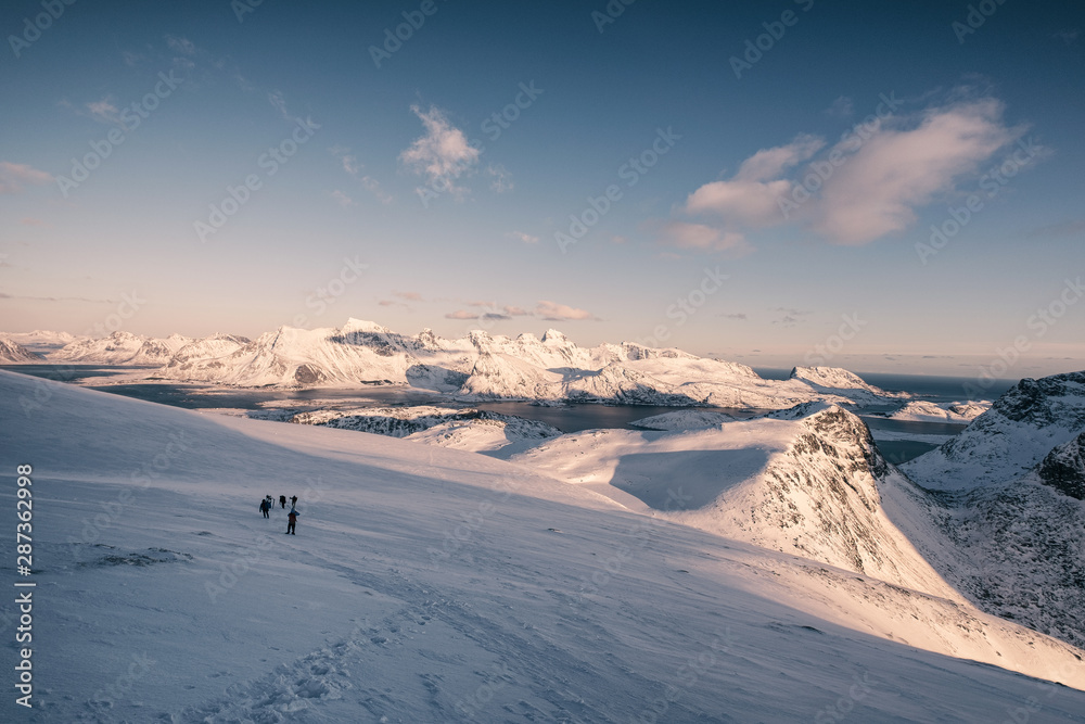 日落时的雪山之旅