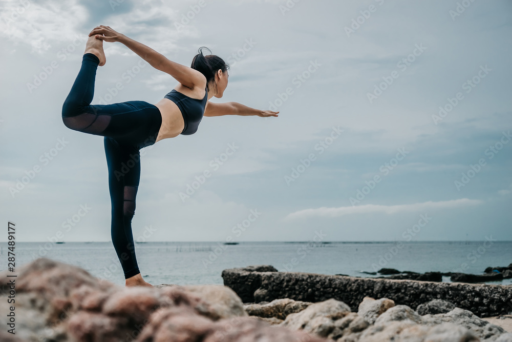 一个美丽的亚洲女人在早上跑步喝水。锻炼和户外运动