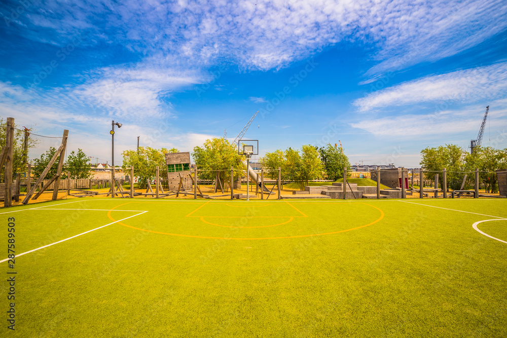 Grüner Fußballpllatz im Sommer