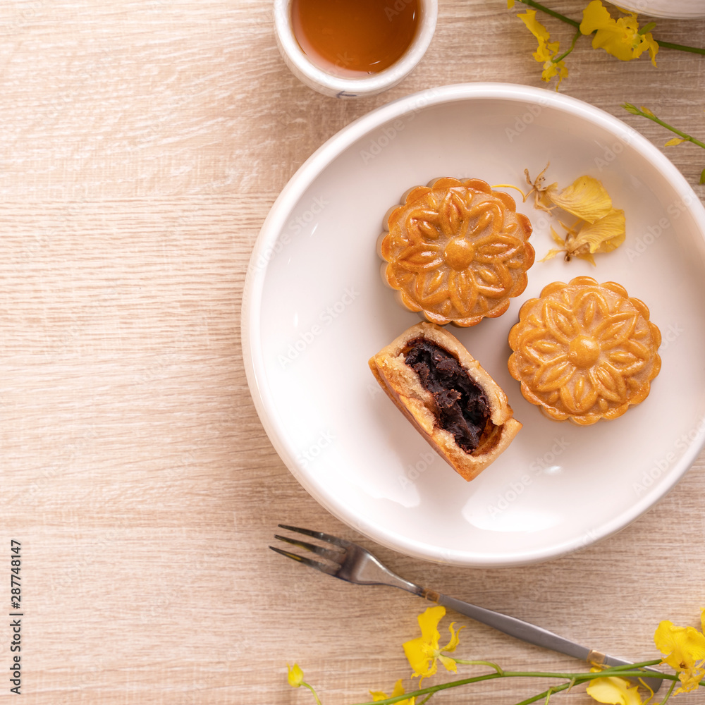 明亮木桌上的月饼、月饼、茶具中秋假期概念设计w