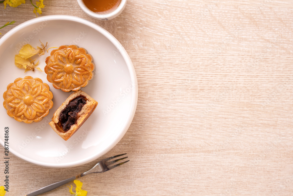 明亮木桌上的月饼、月饼、茶具中秋假期概念设计