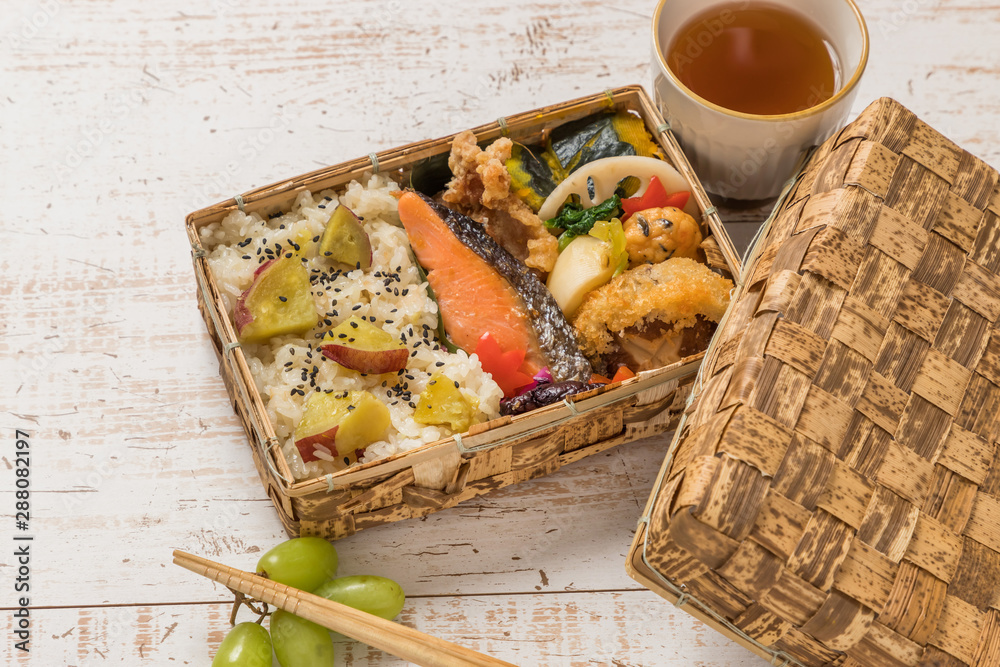 典型的な和食(弁当) Japanese style famous lunch box (bento)