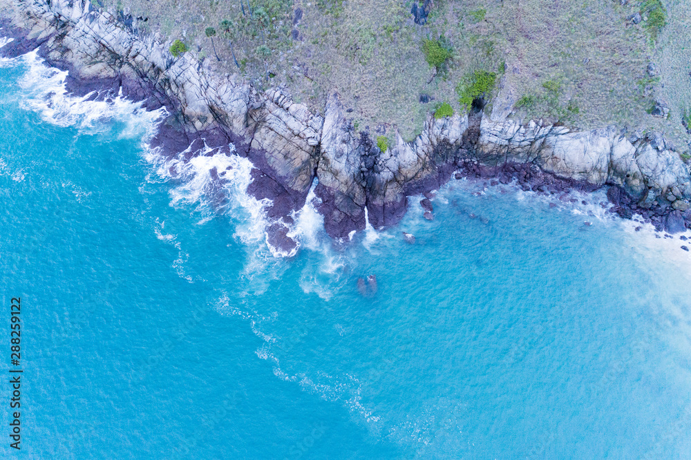 鸟瞰无人机照片，海浪拍打岩石海岸的海景美丽的自然背景