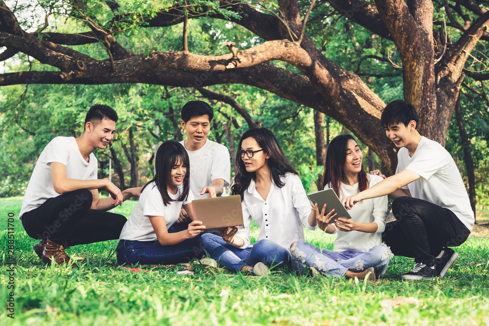 在大学或学校公园的小组项目中学习的年轻学生团队。快乐学习