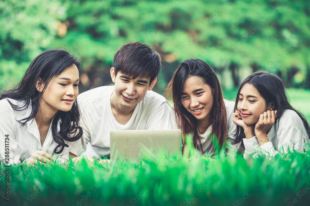 在大学或学校公园的小组项目中学习的年轻学生团队。快乐学习