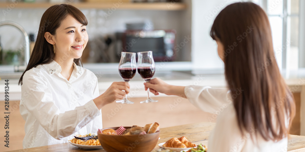 有魅力的亚洲女性在用餐时有lanch