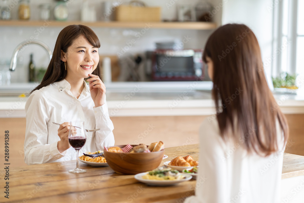 有魅力的亚洲女性在用餐时吃了兰切