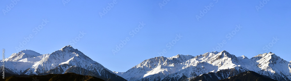 新下的白雪覆盖着山峰的全景。