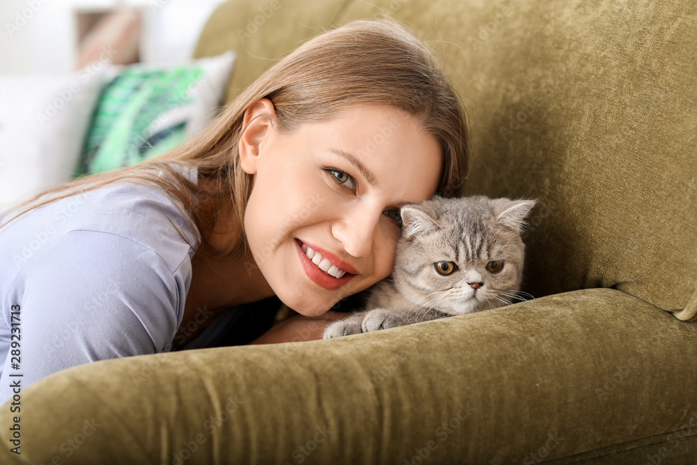 家里养着可爱猫的漂亮年轻女人