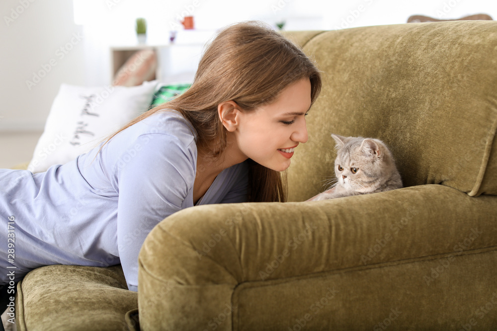 家里养着可爱猫的漂亮年轻女人