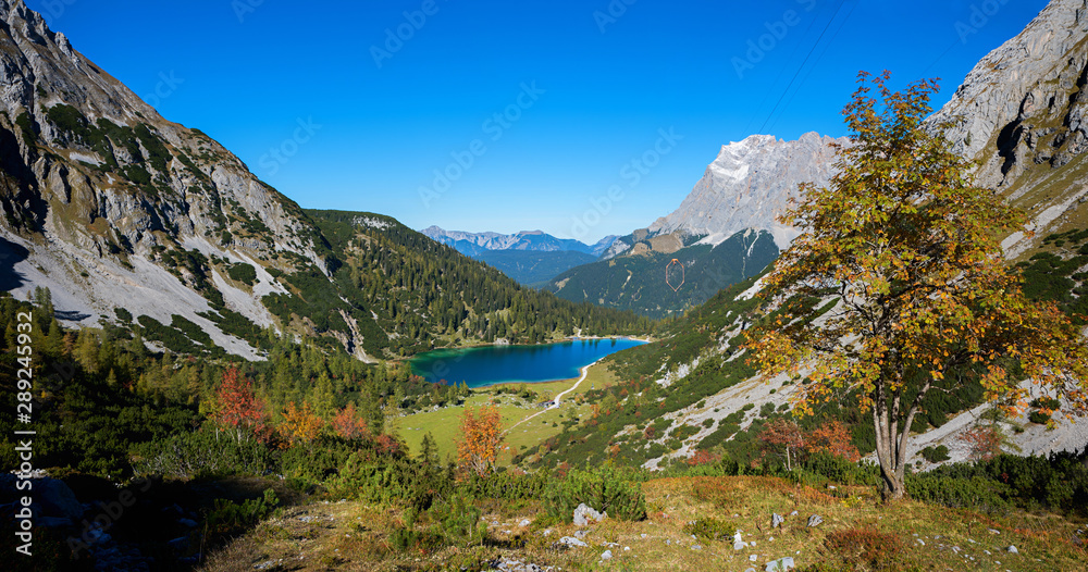 在Blick zum Seebensee和Zugspitze，Aufstieg zum Drachensee的Herbstlandschaft。