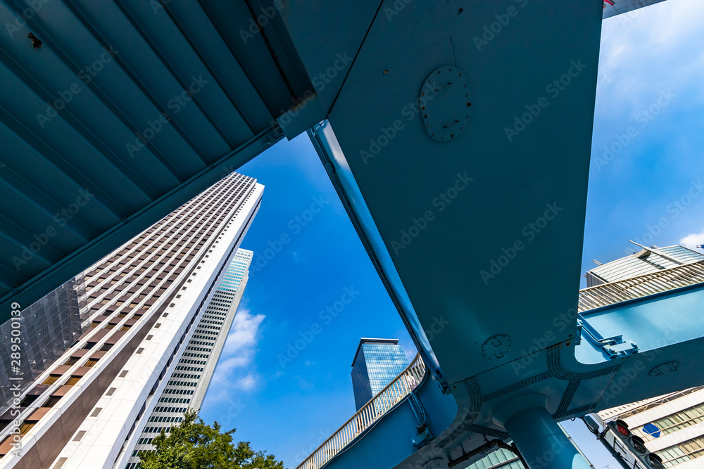 青空と東京西新宿ビル群