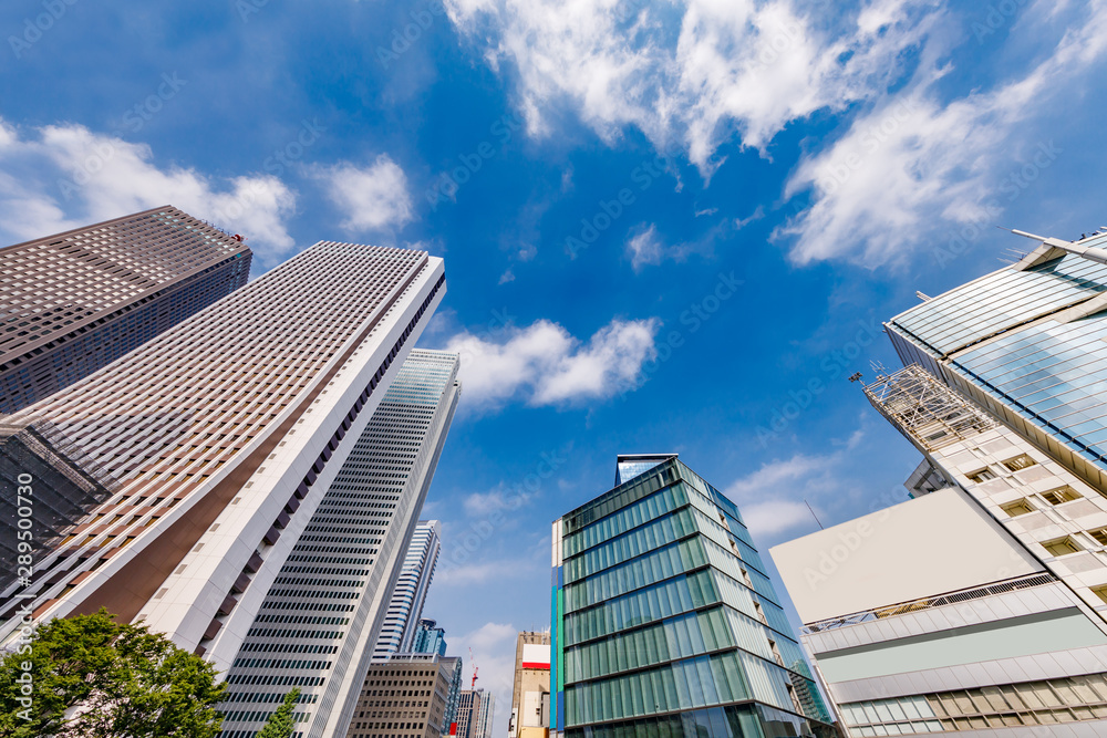 青空と東京西新宿ビル群