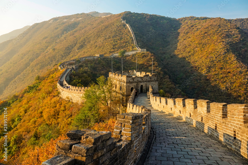 特写：中国古代长城顶部有一条空空的鹅卵石人行道。